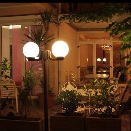 Hotel Delizia Римини Экстерьер фото